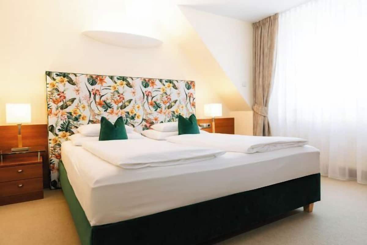 Egyptian cotton sheets, premium bedding, pillowtop beds, minibar