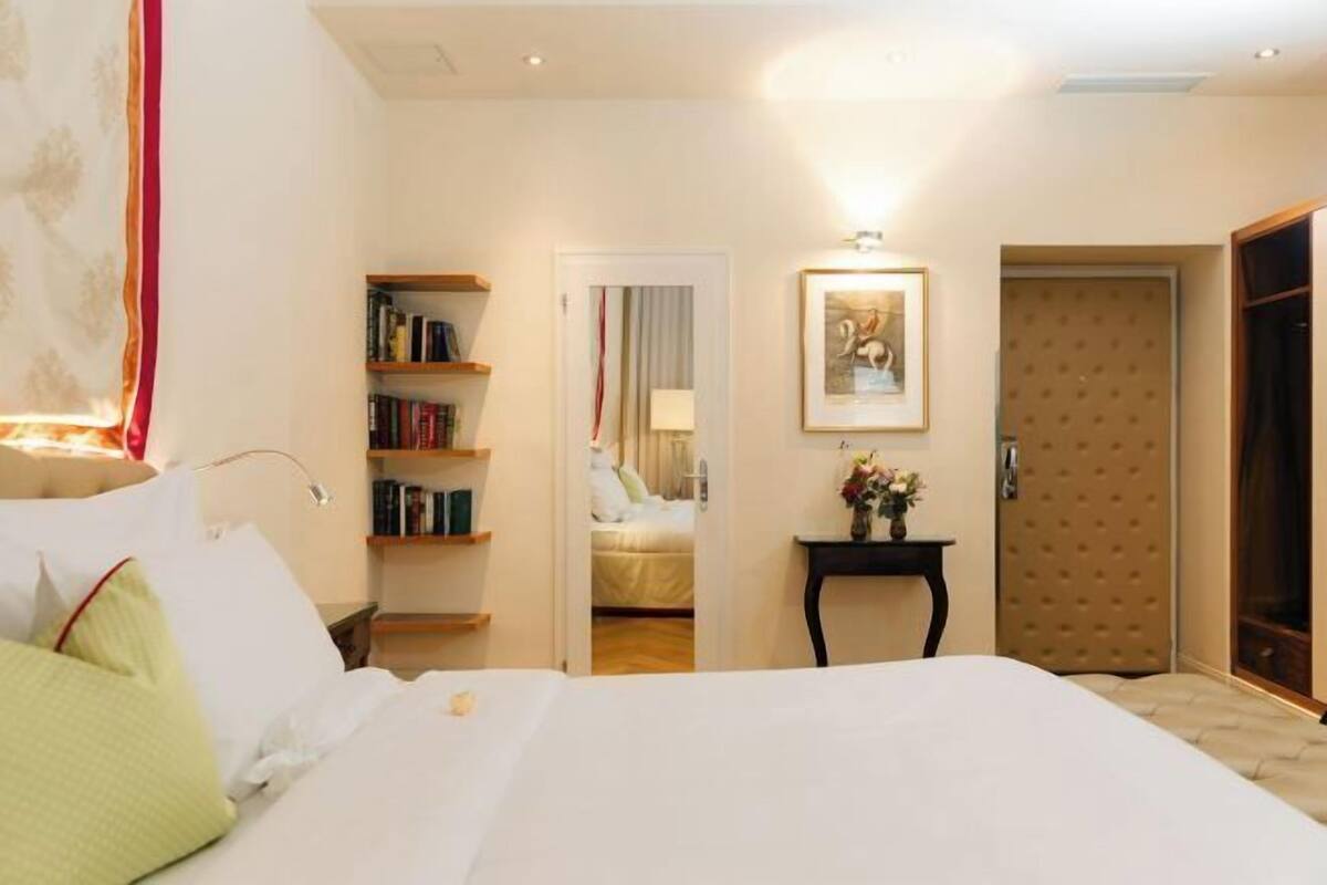 Egyptian cotton sheets, premium bedding, pillowtop beds, minibar
