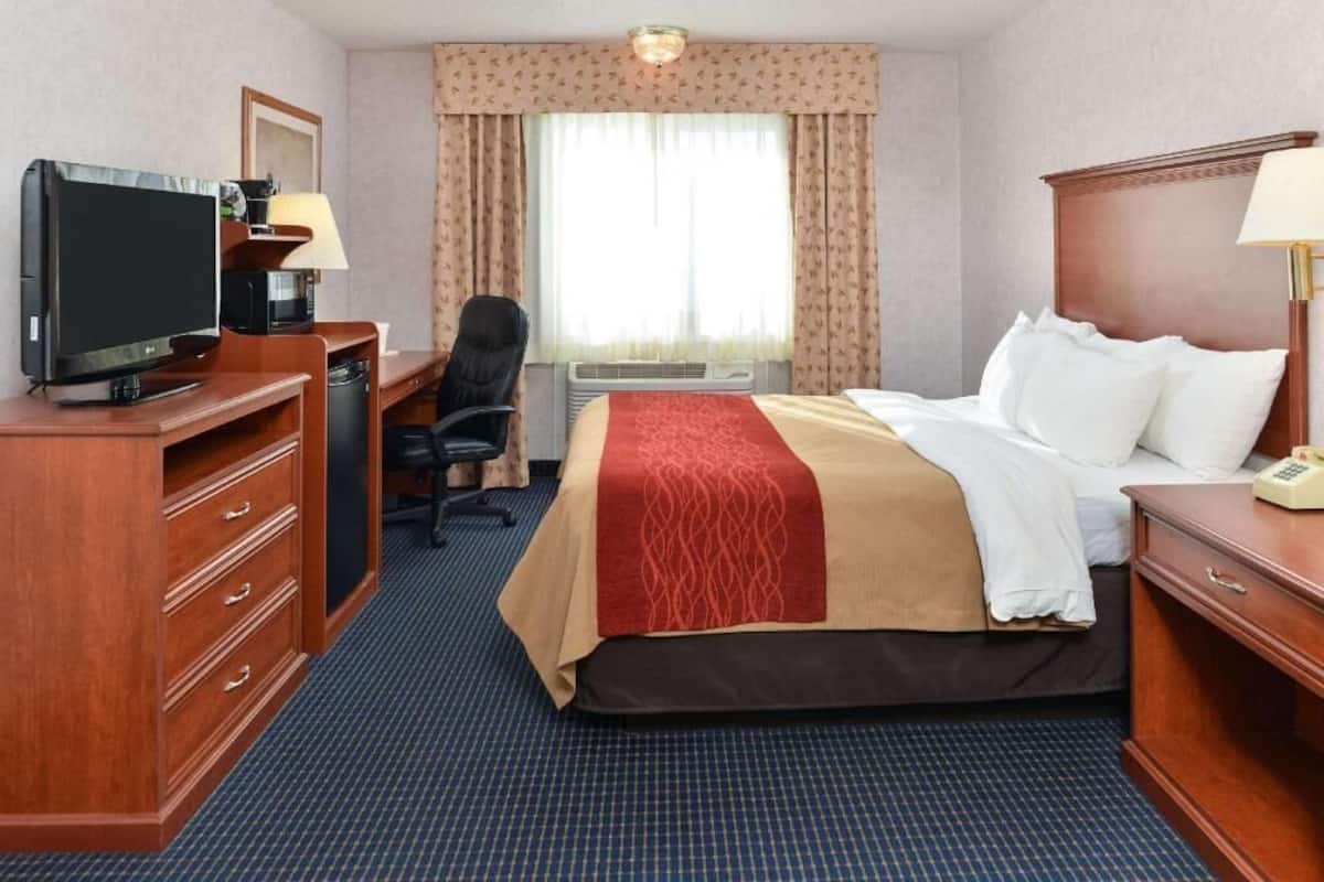 Premium bedding, desk, blackout drapes, soundproofing