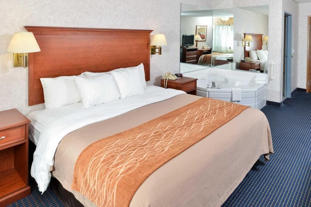 Premium bedding, desk, blackout drapes, soundproofing