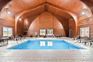 Piscina interna, espreguiçadeiras