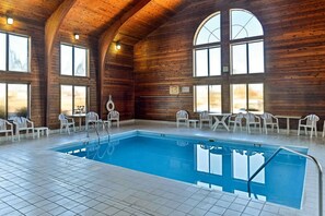 Piscine couverte, chaises longues