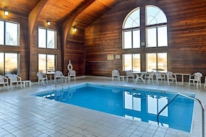 Piscine couverte, chaises longues