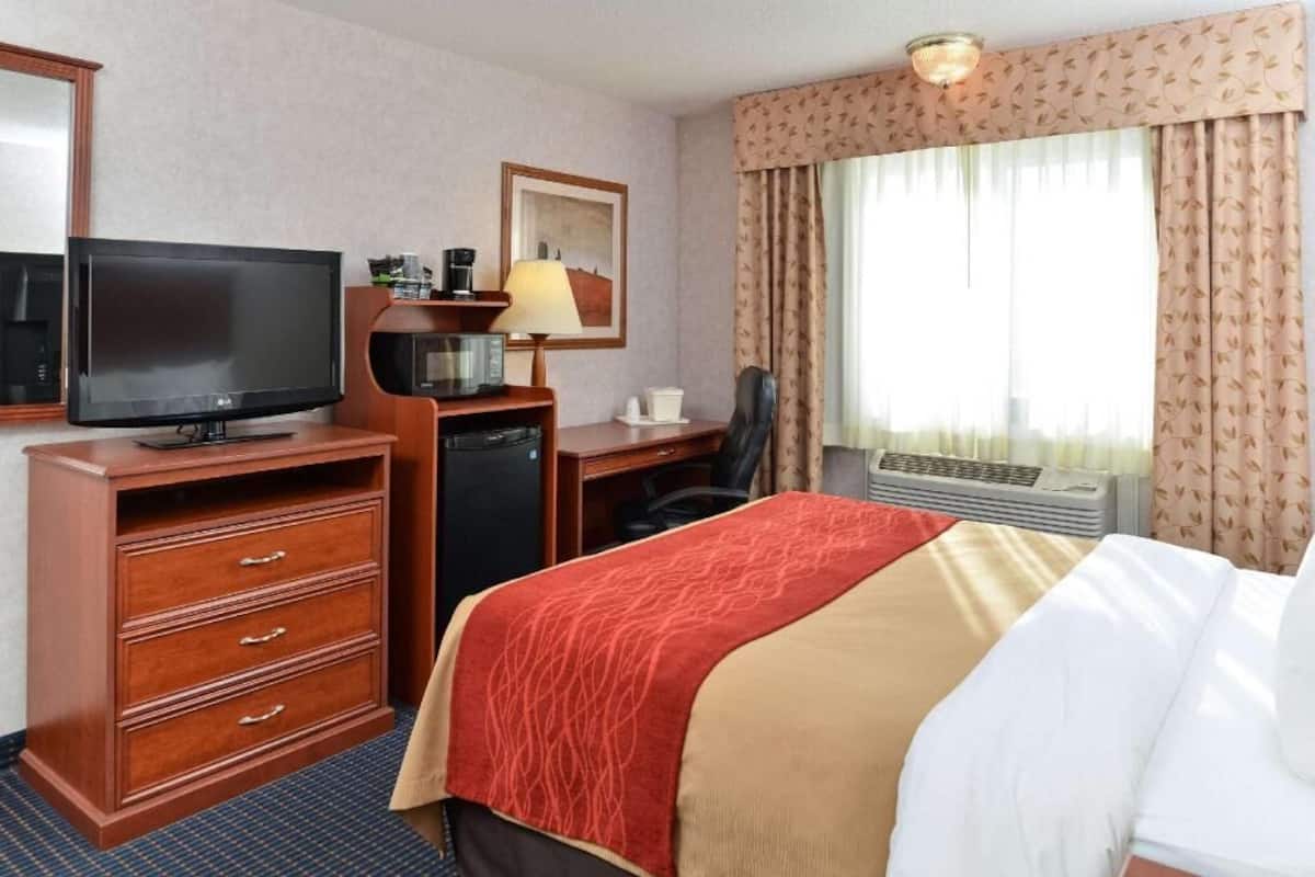 Premium bedding, desk, blackout drapes, soundproofing