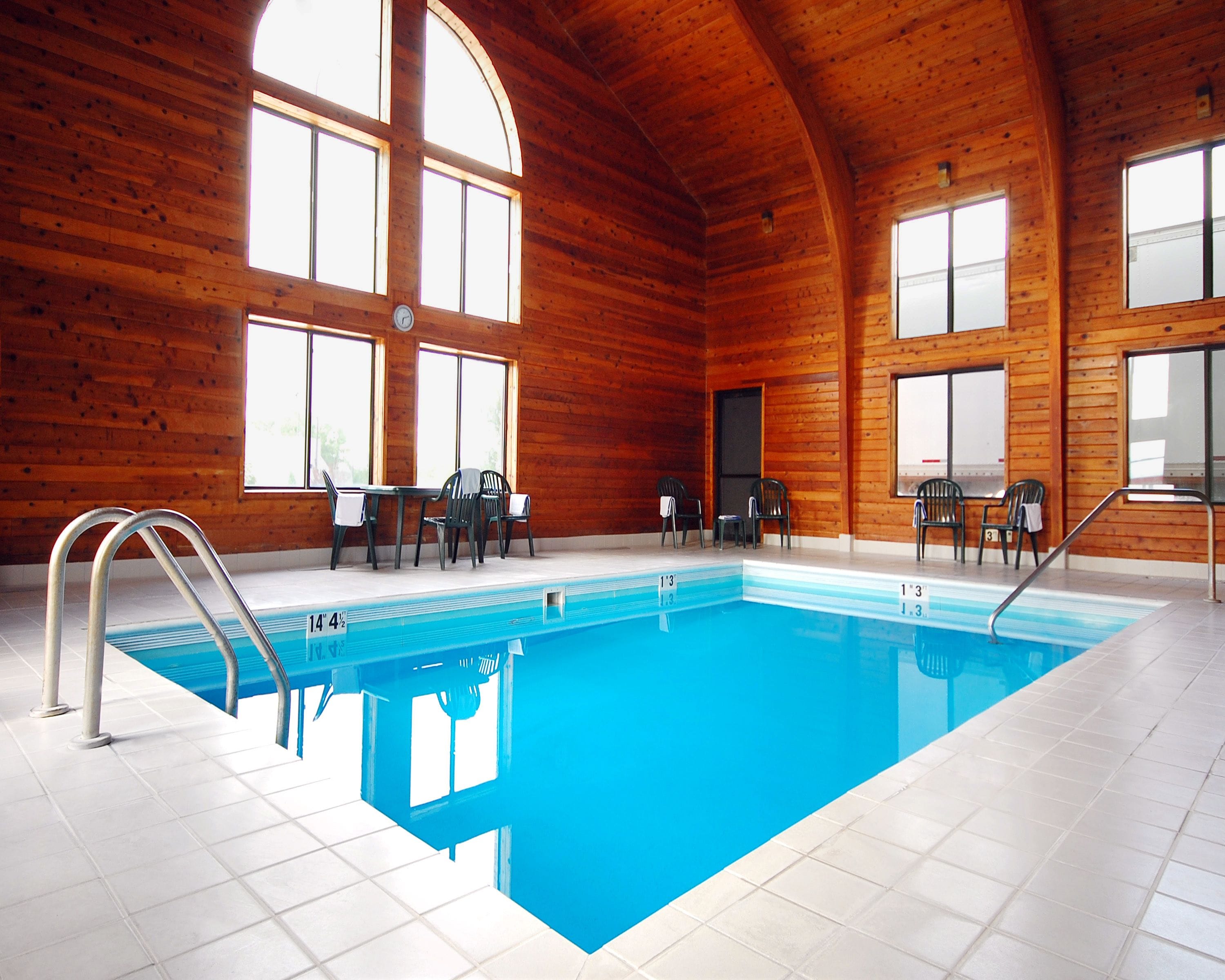 Una piscina techada, sillones reclinables de piscina