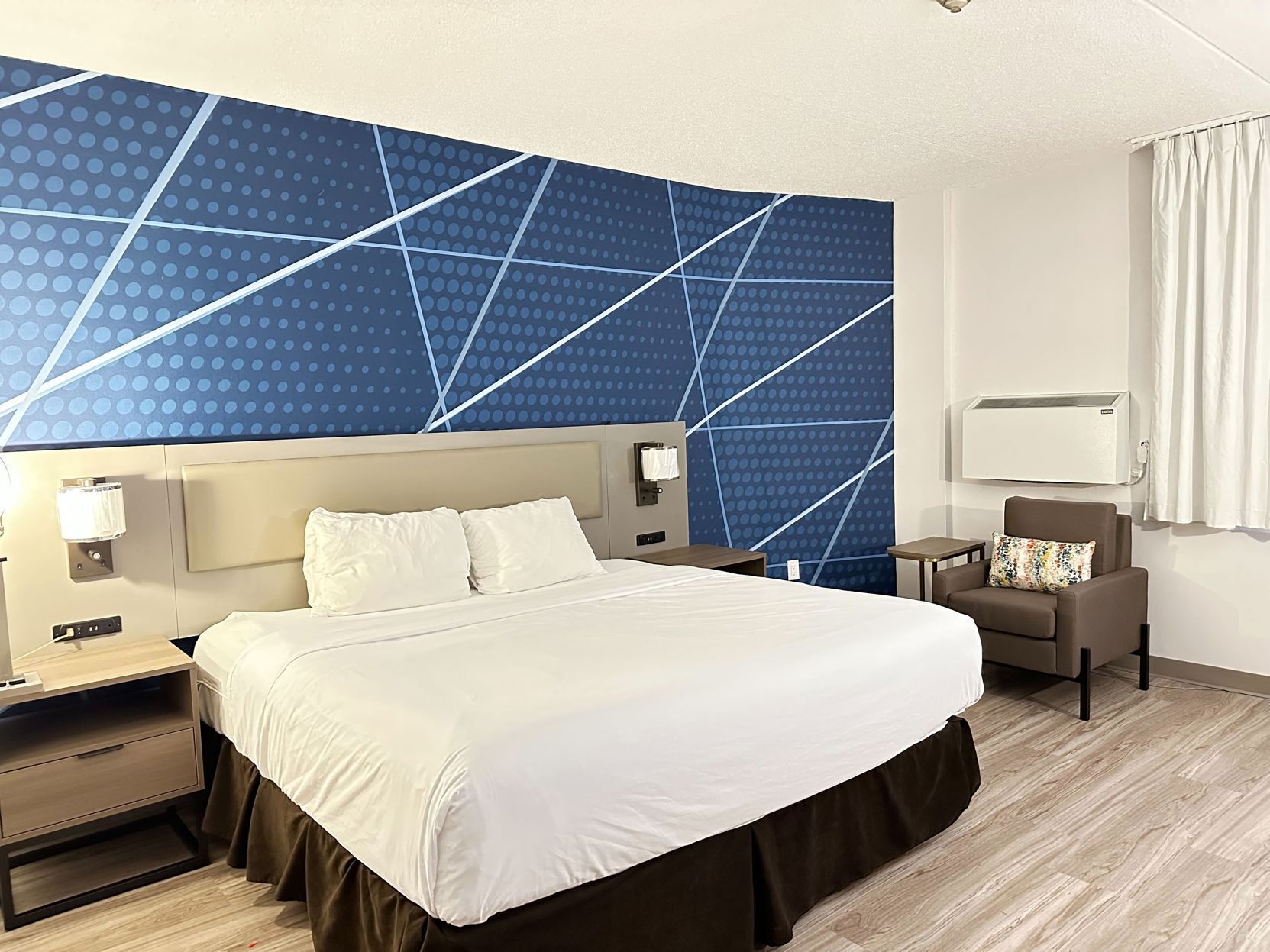 Escritorio, cortinas blackout y tabla de planchar con plancha 