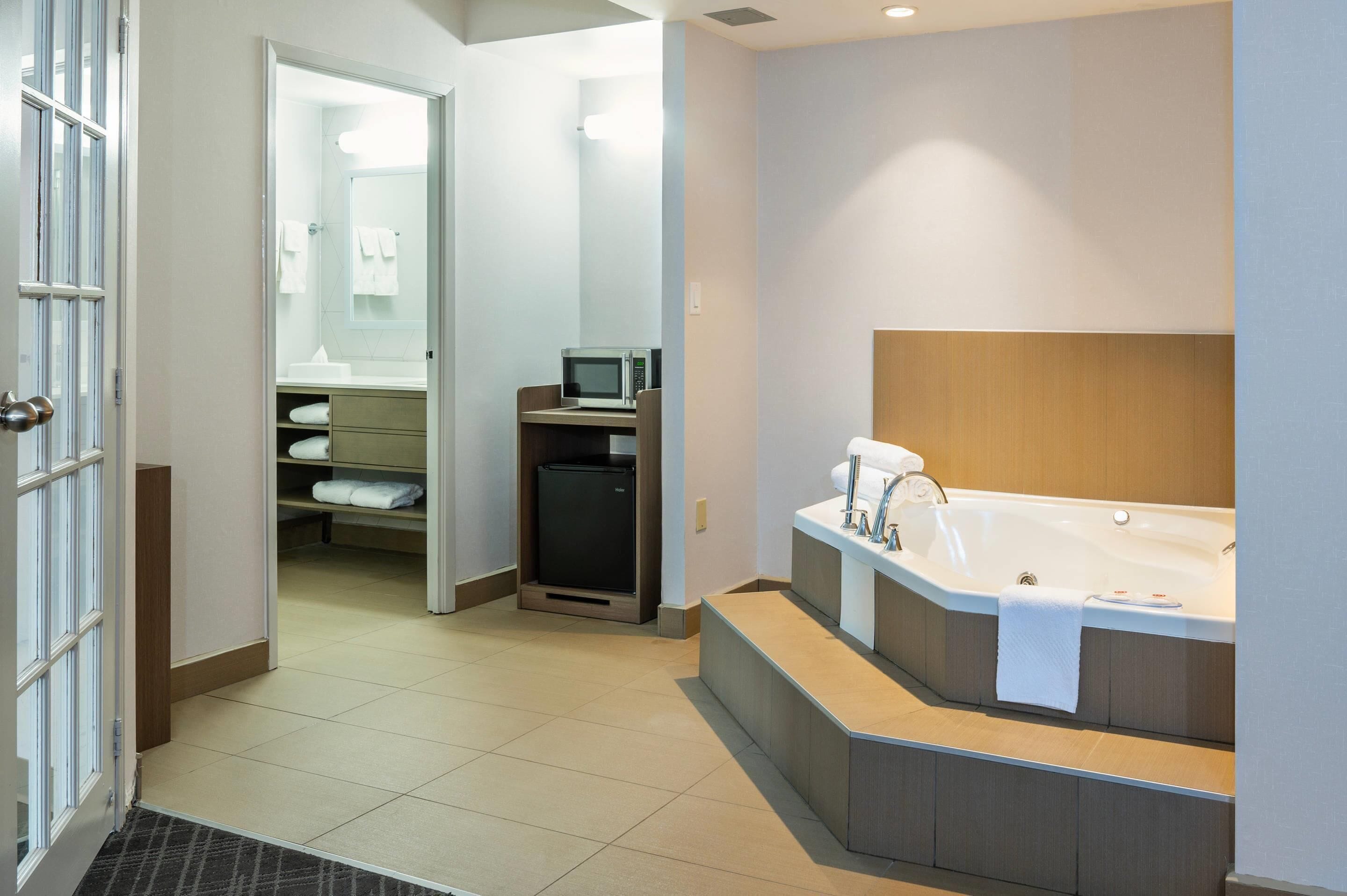 Suite, 1 King Bed with Sofa bed, Non Smoking (Upgrade) | Desk, blackout drapes, iron/ironing board, rollaway beds (surcharge)