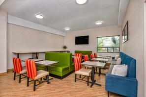 Déjeuner complet gratuit tous les jours