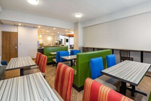 Café da manhã com buffet grátis nos fins de semana
