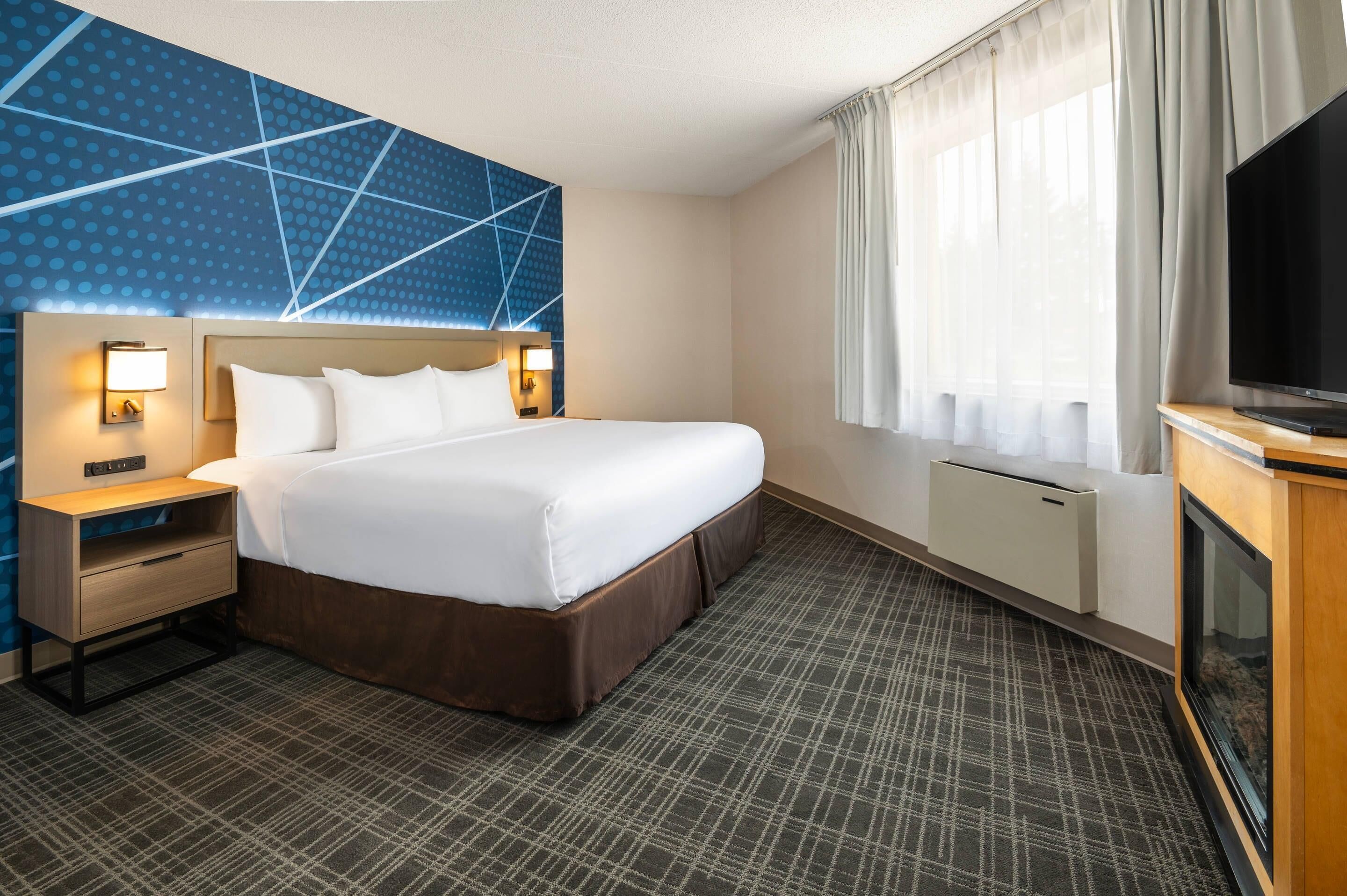 Escritorio, cortinas blackout y tabla de planchar con plancha 