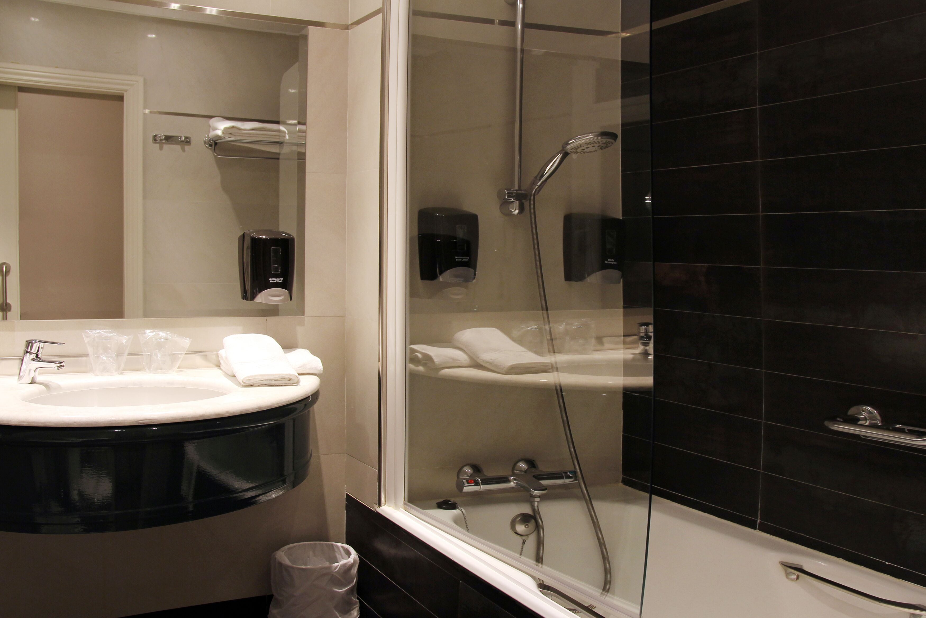 city triple room | bathroom | free toiletries, hair dryer, towels