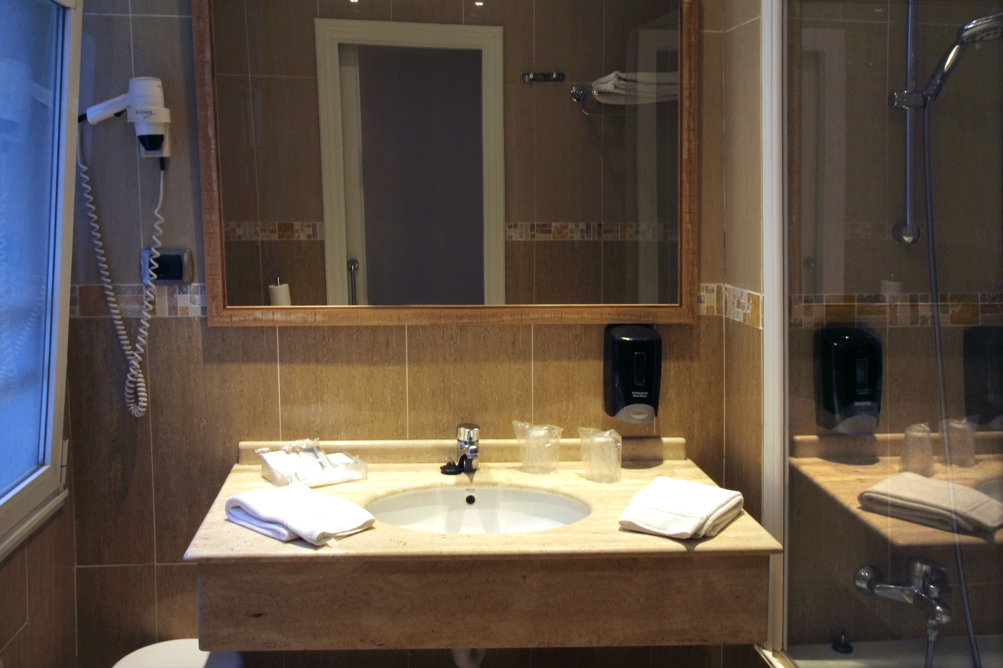 city triple room | bathroom | free toiletries, hair dryer, towels