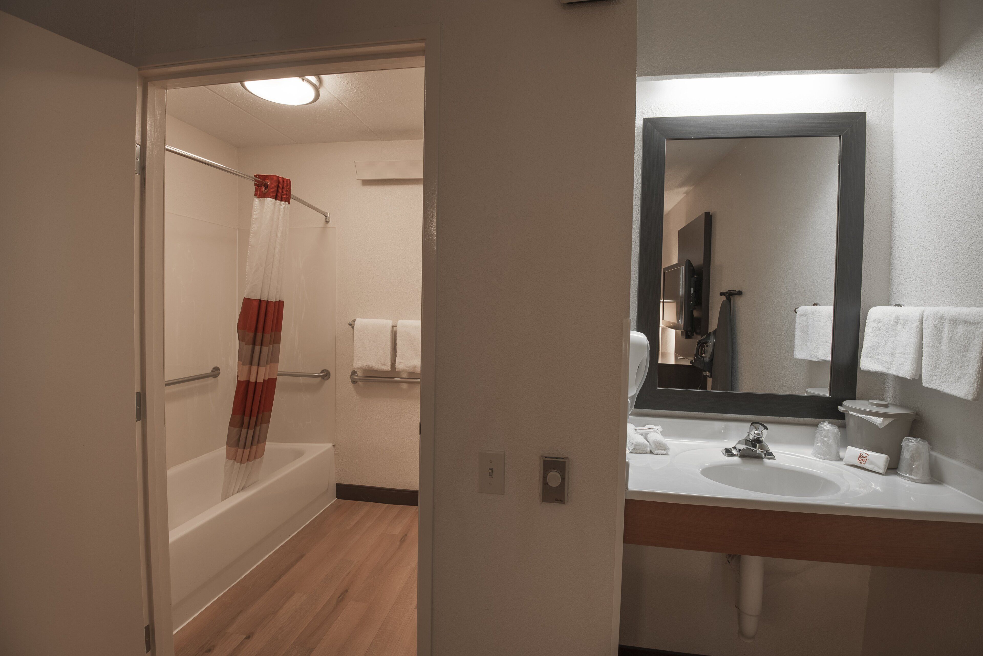 Photo - Red Roof Inn PLUS+ Chicago - Willowbrook