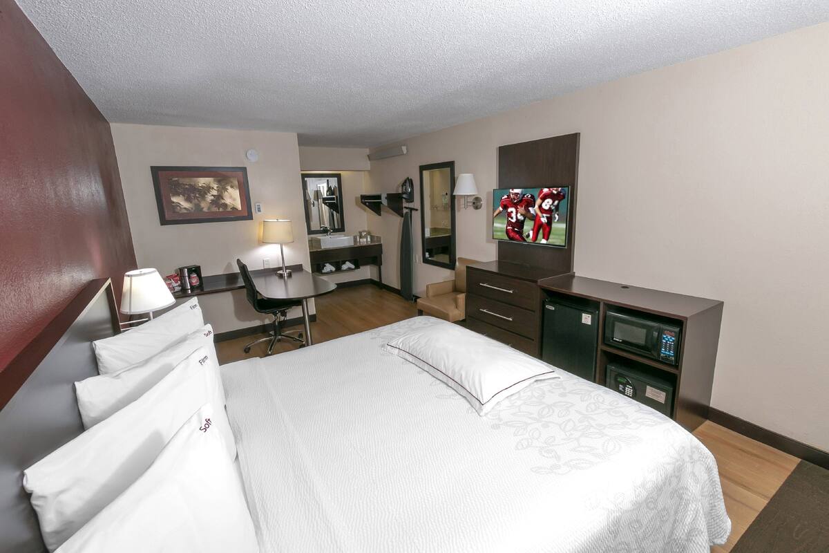 مكتب وستائر تعتيم ومكواة/لوح كي وأسرّة أطفال/رضّع (مجانًا)