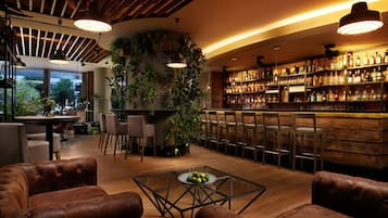 2 bars/lounges