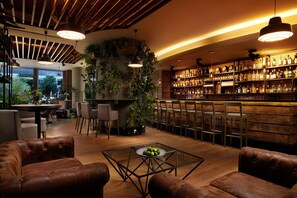 2 bars/lounges