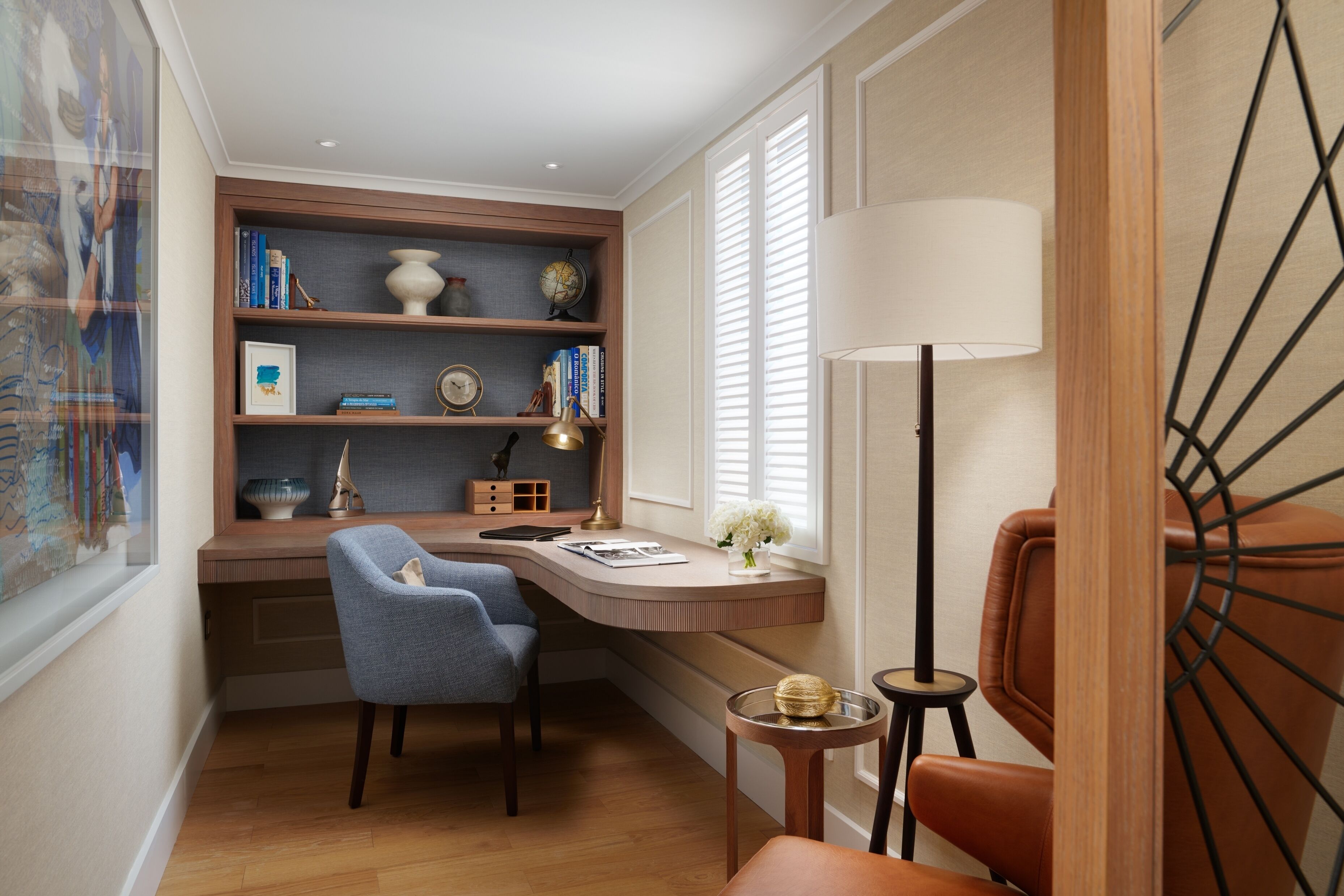 Un bureau moderne, aménagé pour le télétravail, comprenant un bureau, deux chaises, une bibliothèque et une lampe.