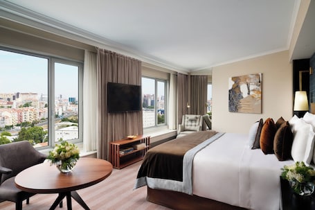 Premium bedding, pillowtop beds, minibar, in-room safe. Corinthia Lisbon