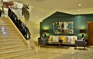2 bars/lounges