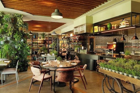 3 restaurantes; se sirven desayunos, almuerzos y cenas. Corinthia Lisbon