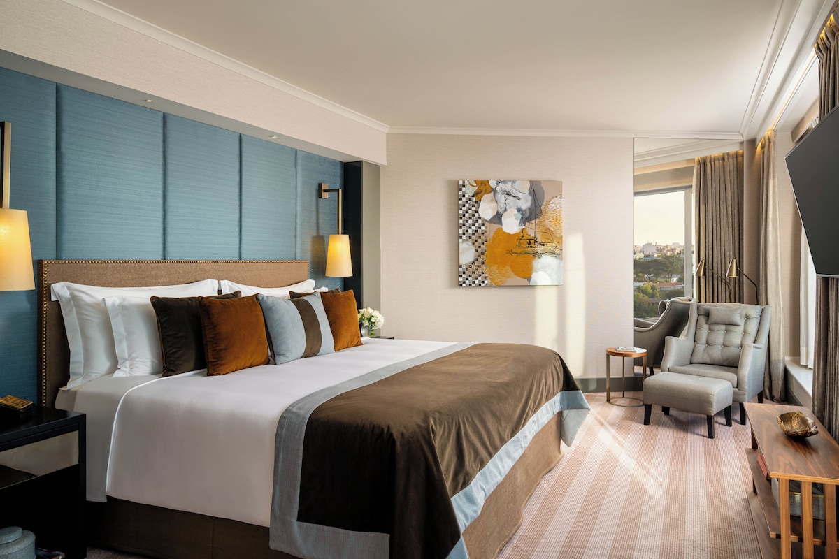 Junior Suite (Deluxe) | Premium bedding, pillowtop beds, minibar, in-room safe