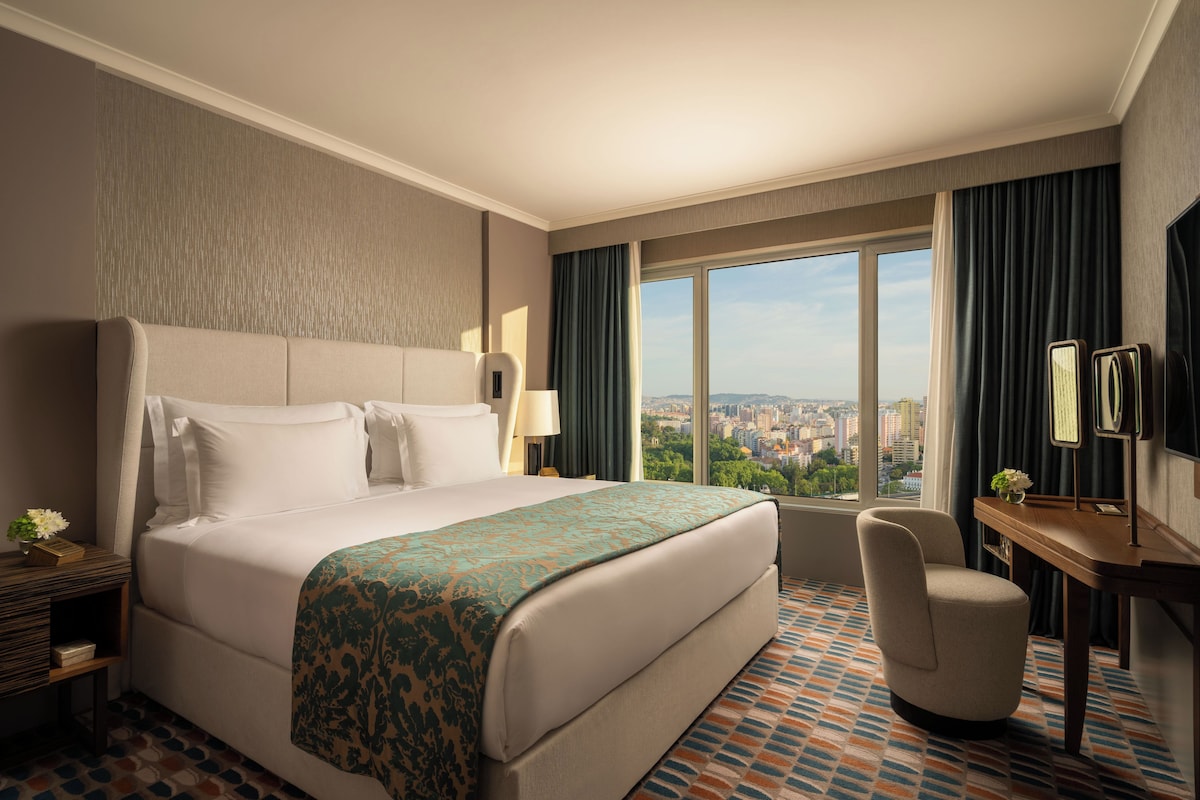 Suite (Lisbon) | Premium bedding, pillowtop beds, minibar, in-room safe