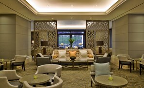 2 bars/lounges