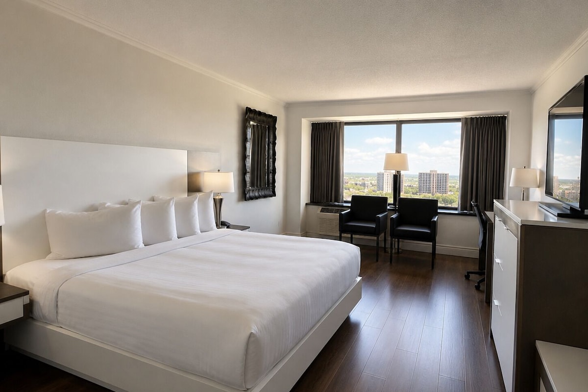 Deluxe Room, 1 King Bed | In-room safe, desk, laptop workspace, blackout curtains