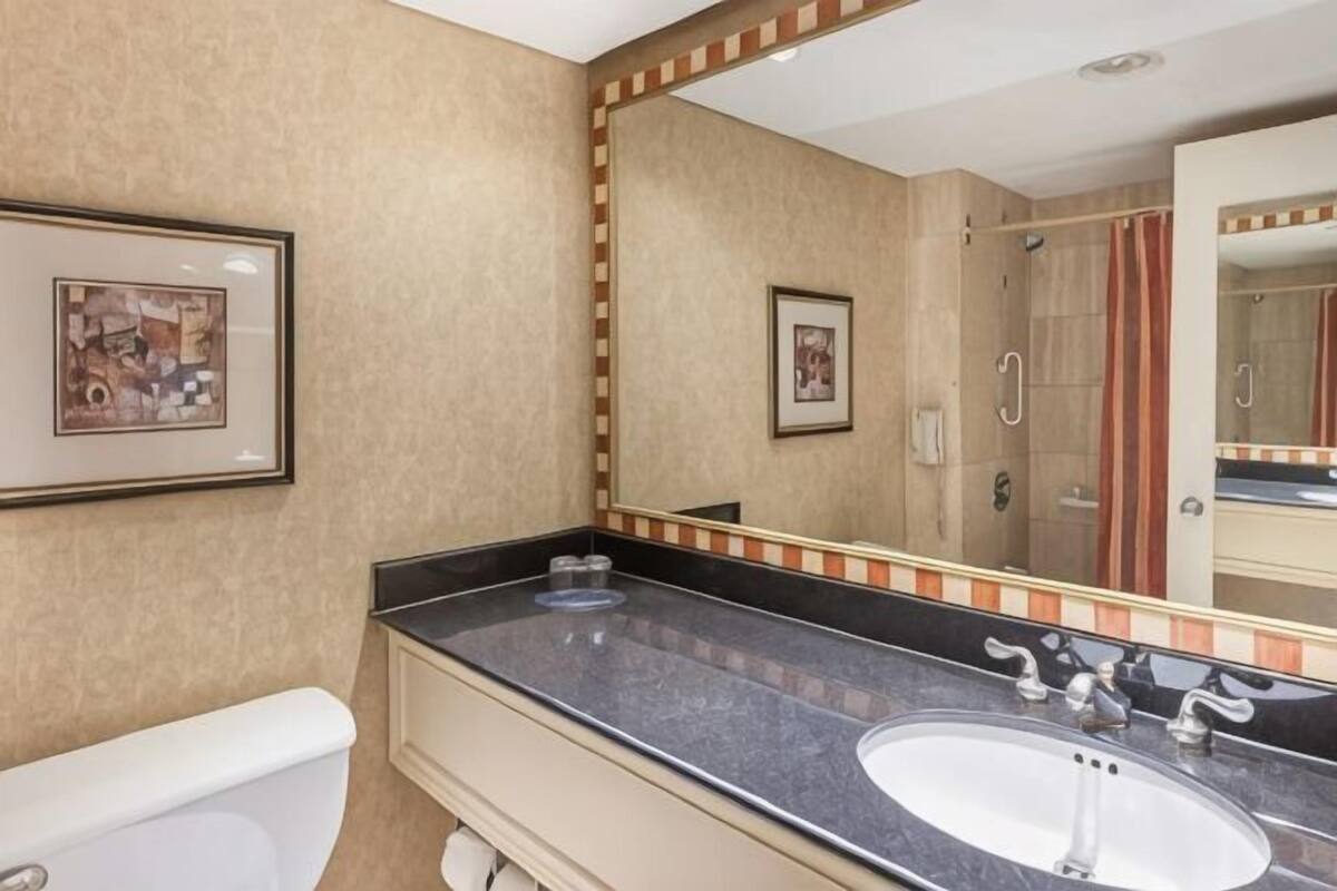Bathroom | Combined shower/tub, eco-friendly toiletries, hair dryer, towels