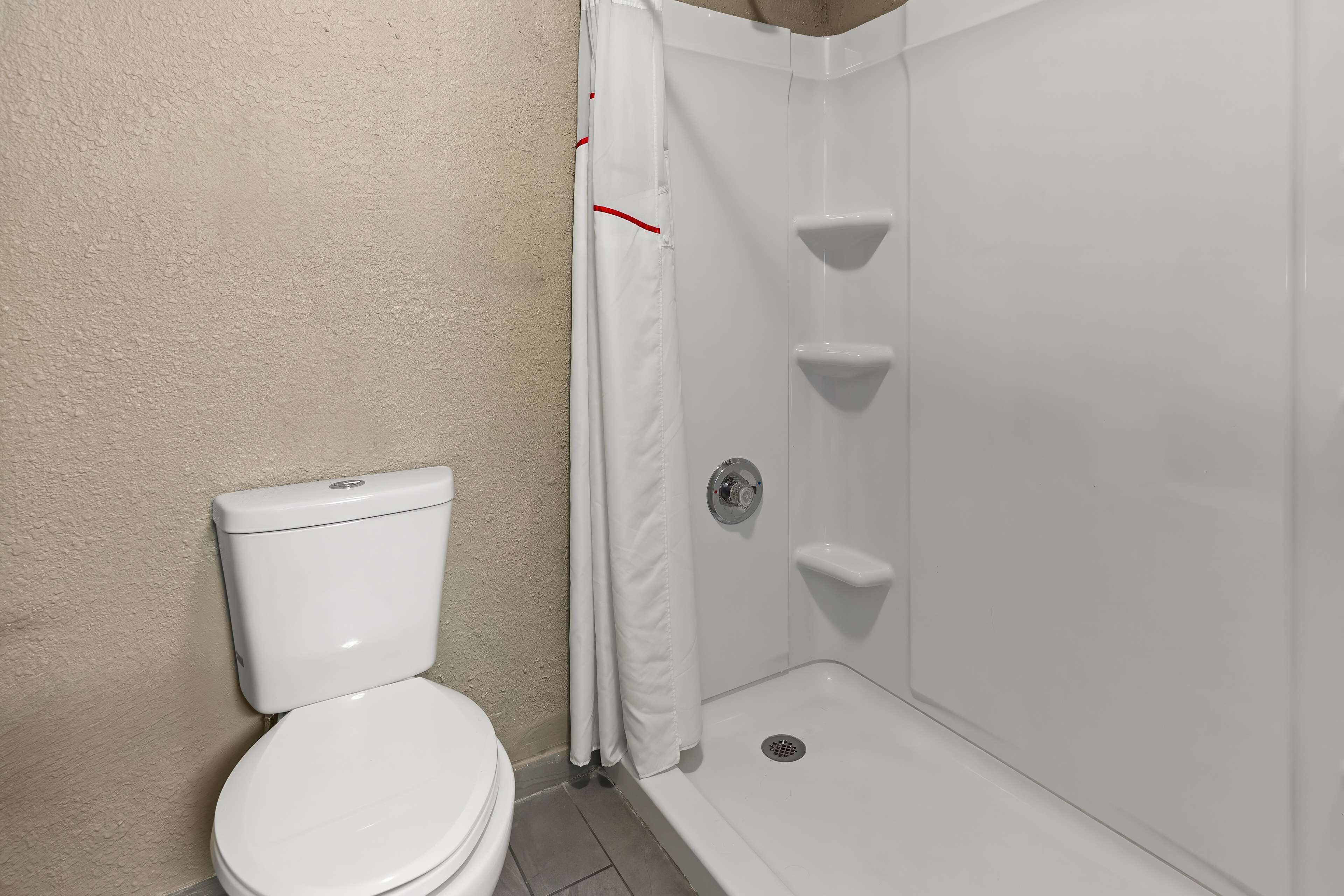 Un baño con inodoro, ducha y bañera.