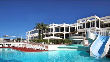 Una piscina al aire libre, sombrillas