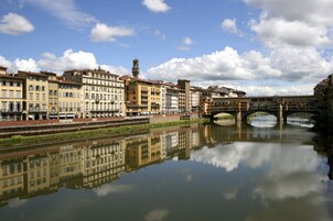 Un fiume con un ponte e edifici lungo la riva.