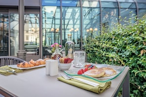 Daily buffet breakfast for a fee