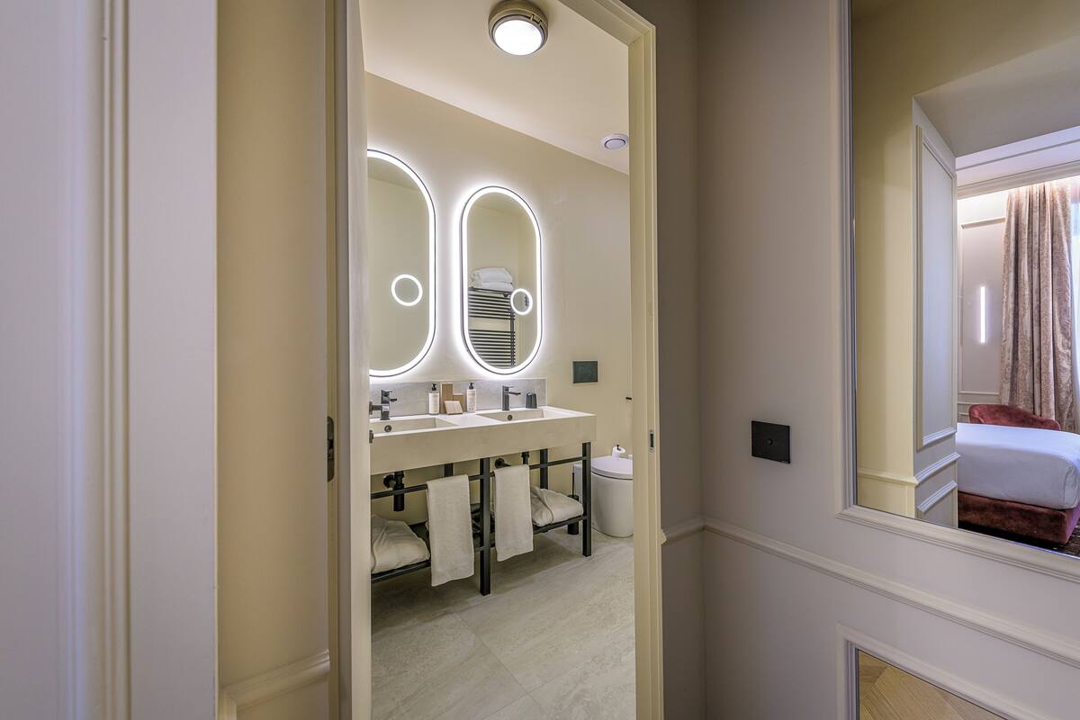 deluxe double room | bathroom | free toiletries, hair dryer, bathrobes, slippers