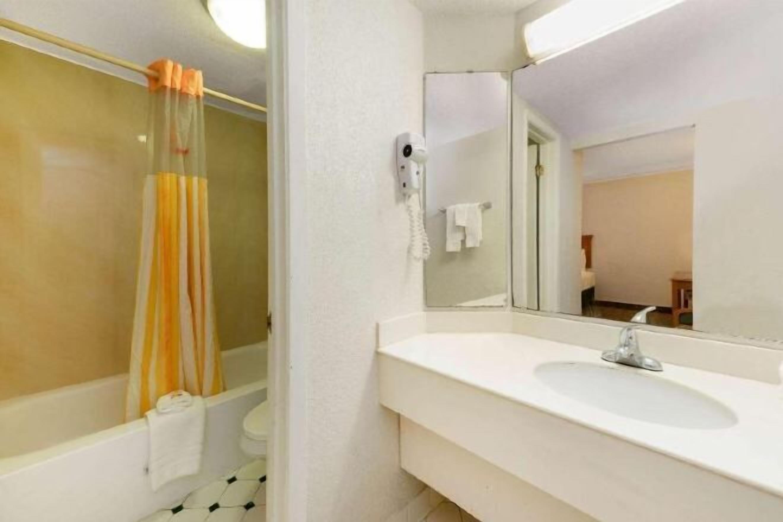 Bathroom | Combined shower/tub, free toiletries, hair dryer, towels
