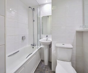 Combined shower/tub, free toiletries, hair dryer, towels