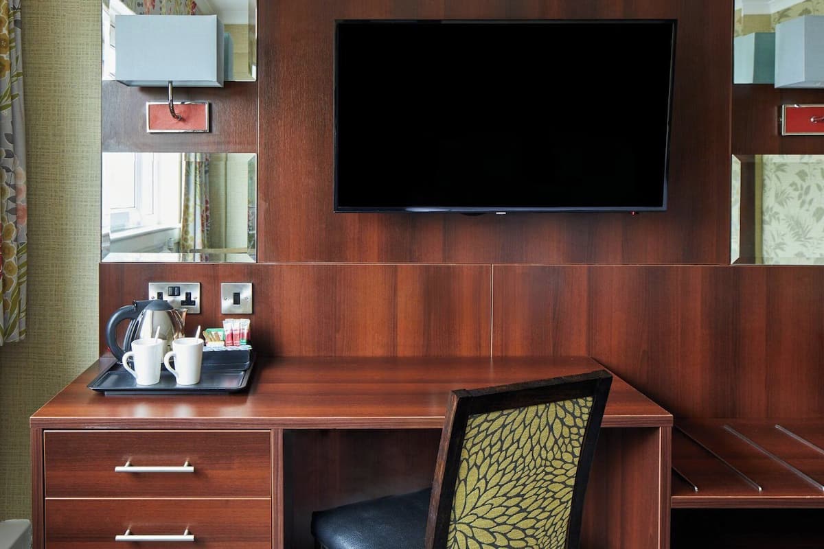 Habitación doble familiar | Ropa de cama hipoalergénica, escritorio y cortinas blackout