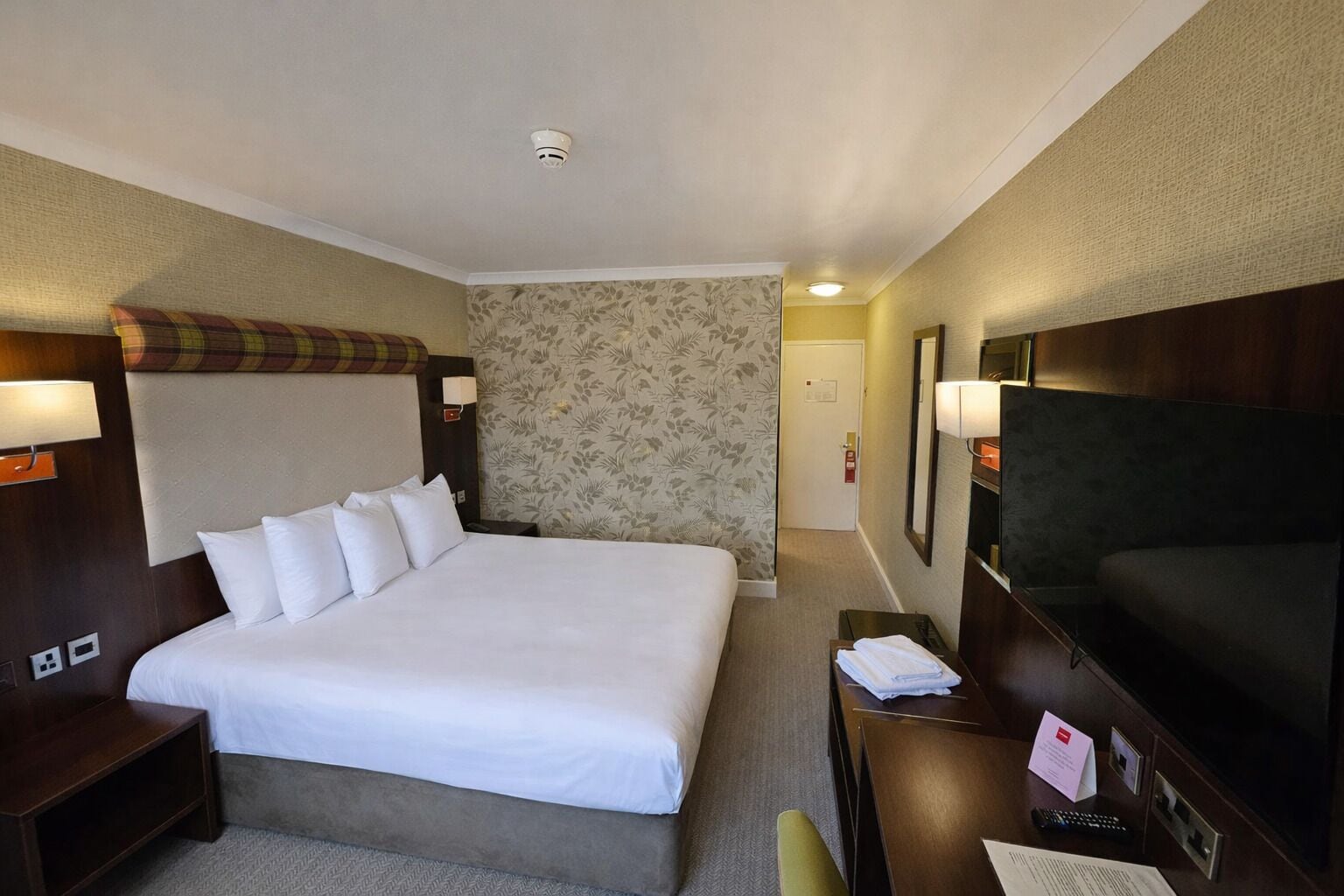 Superior Double | Hypo-allergenic bedding, desk, blackout drapes, iron/ironing board