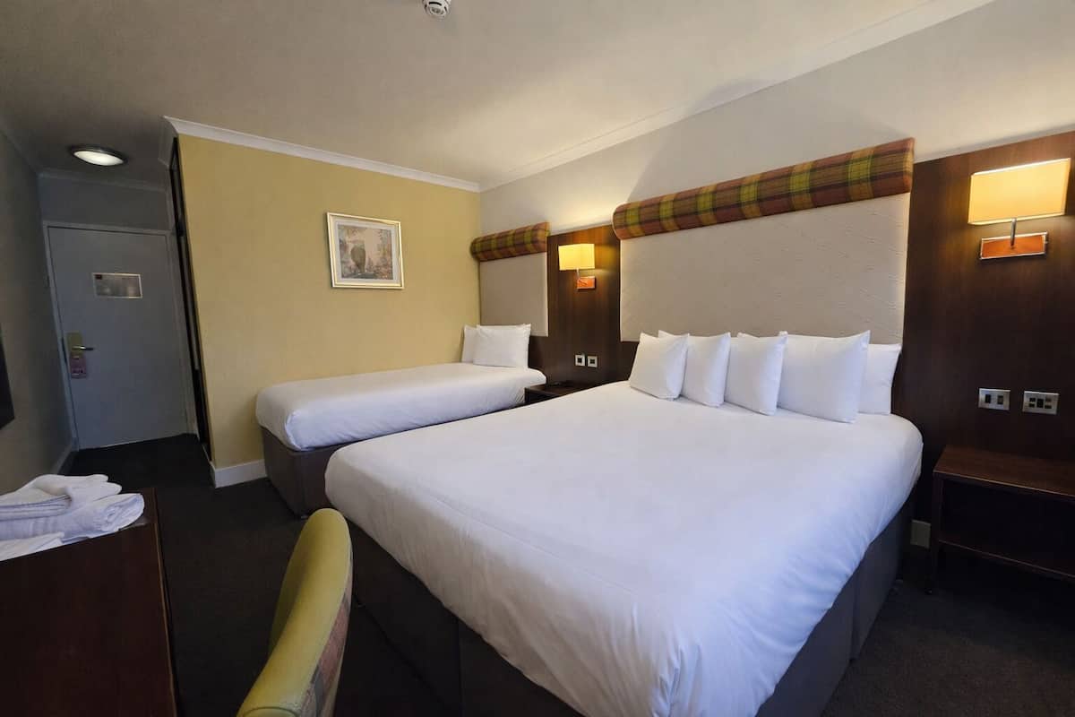 Habitación triple estándar | Ropa de cama hipoalergénica, escritorio y cortinas blackout