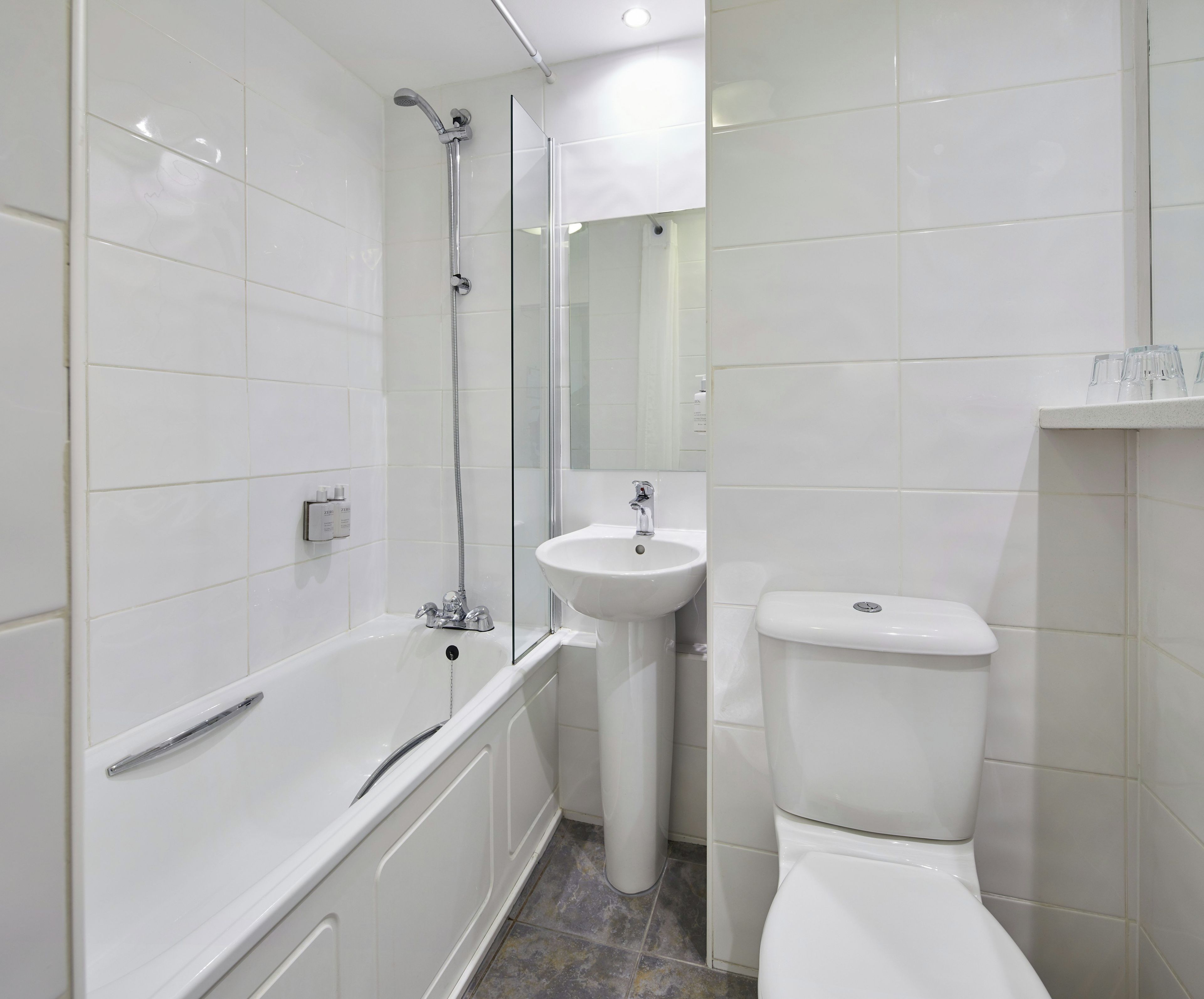 Ein Badezimmer mit einer Badewanne, einem Waschbecken und einer Toilette.