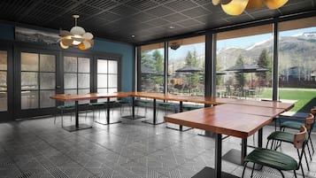 Café da manhã, almoço e jantar; culinária americana