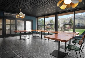 Café da manhã, almoço e jantar; culinária americana 