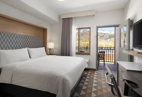 Cofres nos quartos, escrivaninha, cortinas blackout