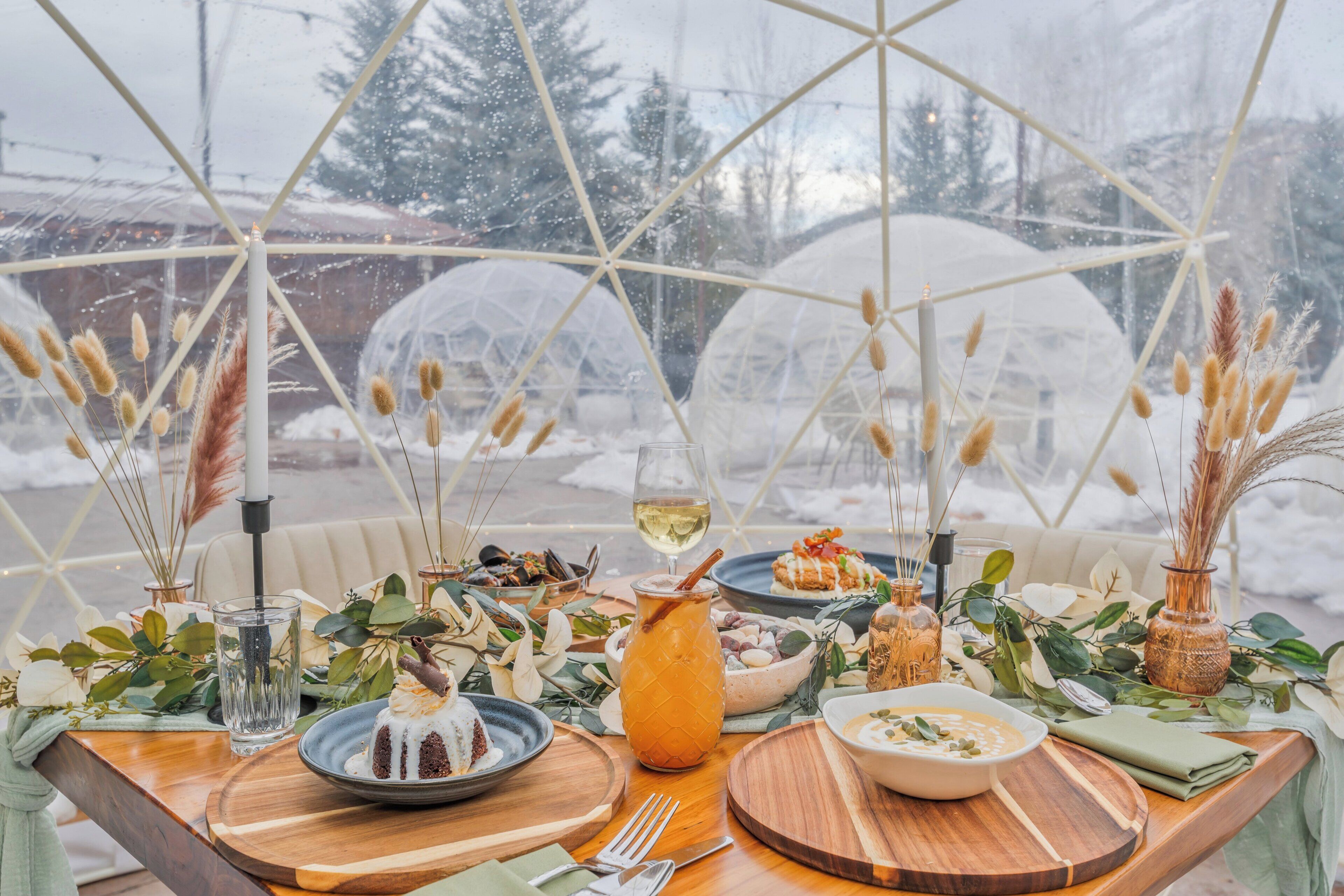Café da manhã, almoço e jantar; culinária americana 