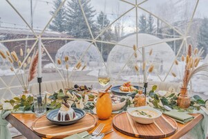 供应早餐、午餐和晚餐，美洲菜