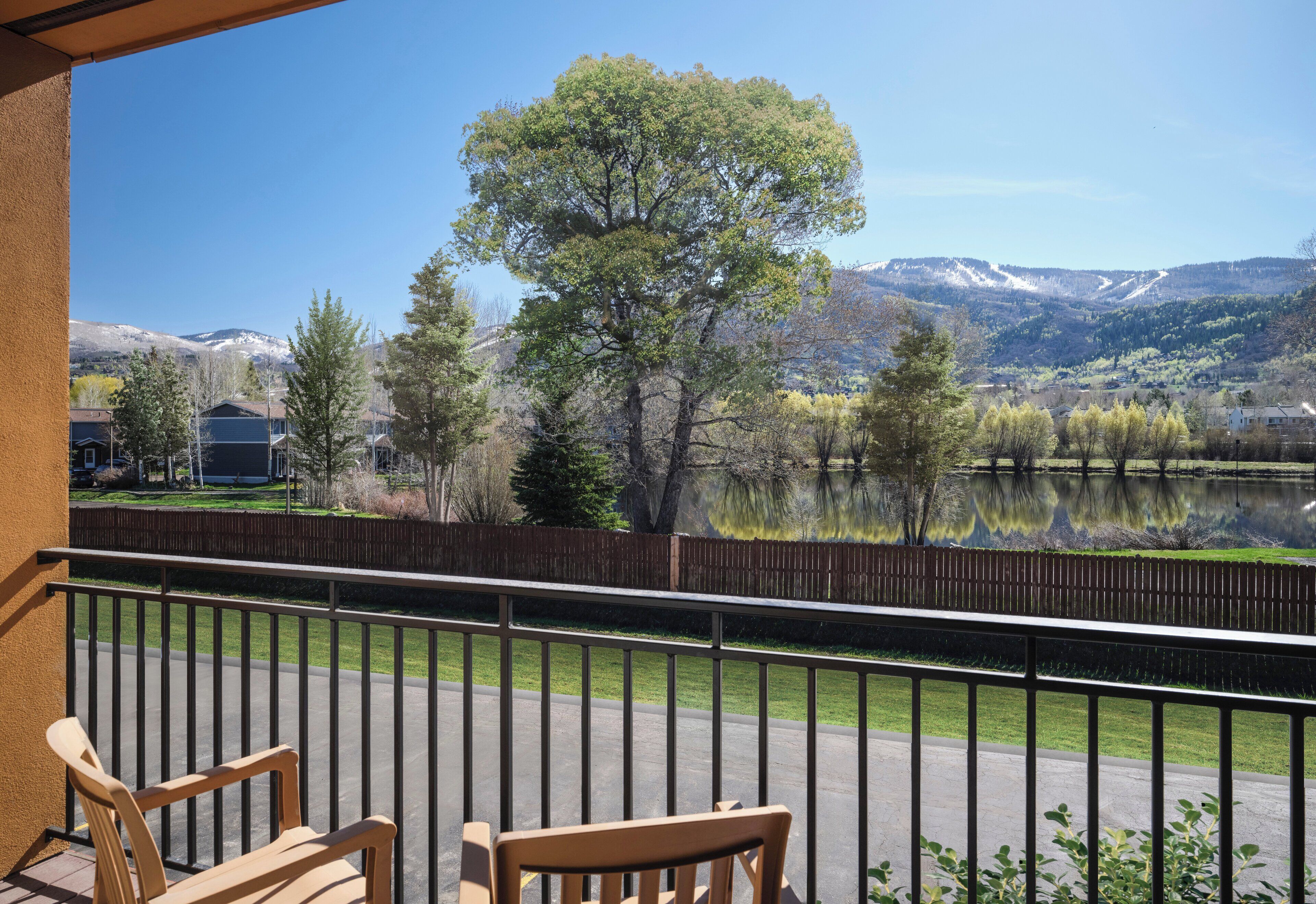 客房内保险箱、办公桌、遮光窗帘、熨斗/熨衣板