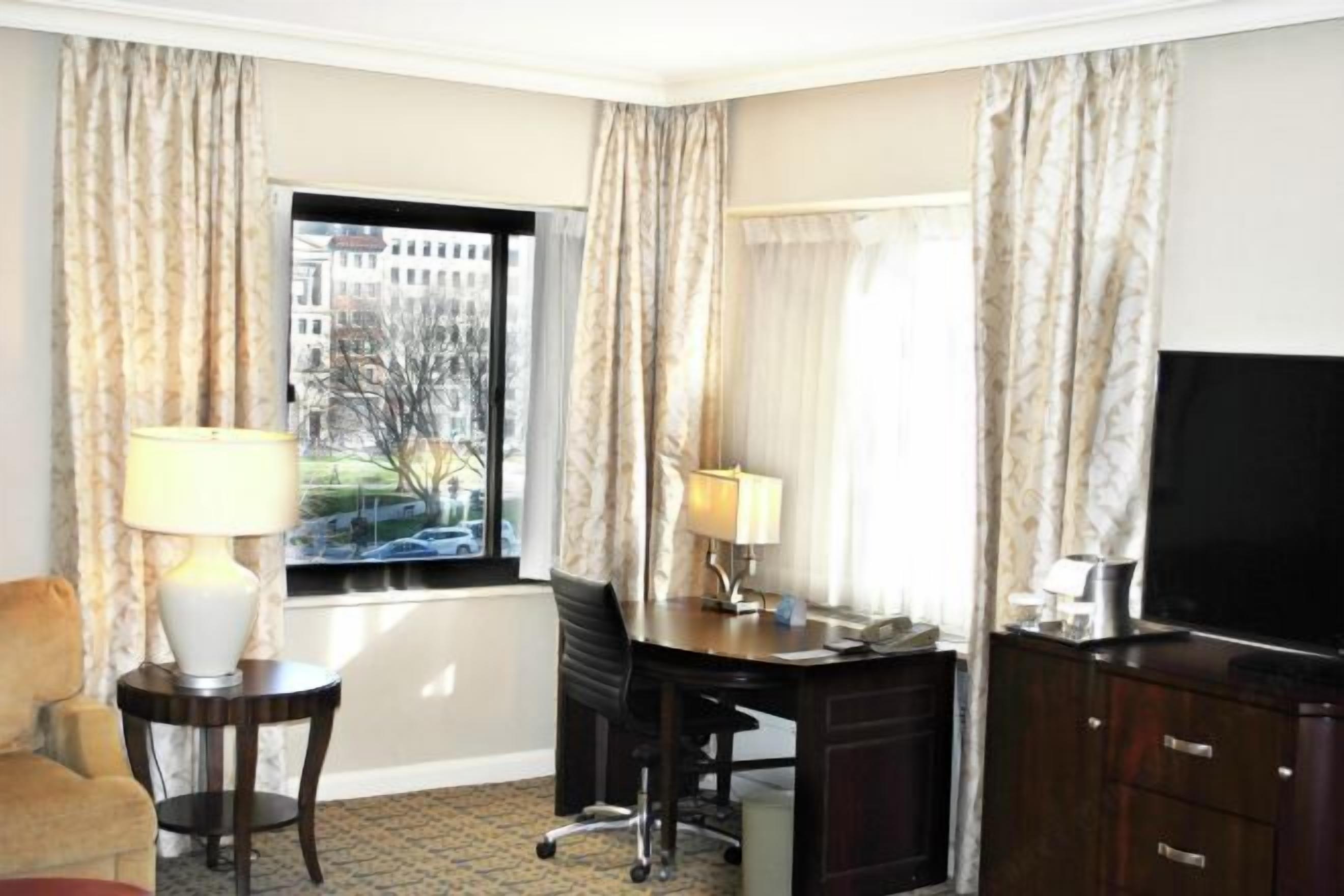 거실 공간 | 디지털 채널 시청이 가능한 55인치 TV, 유료 영화