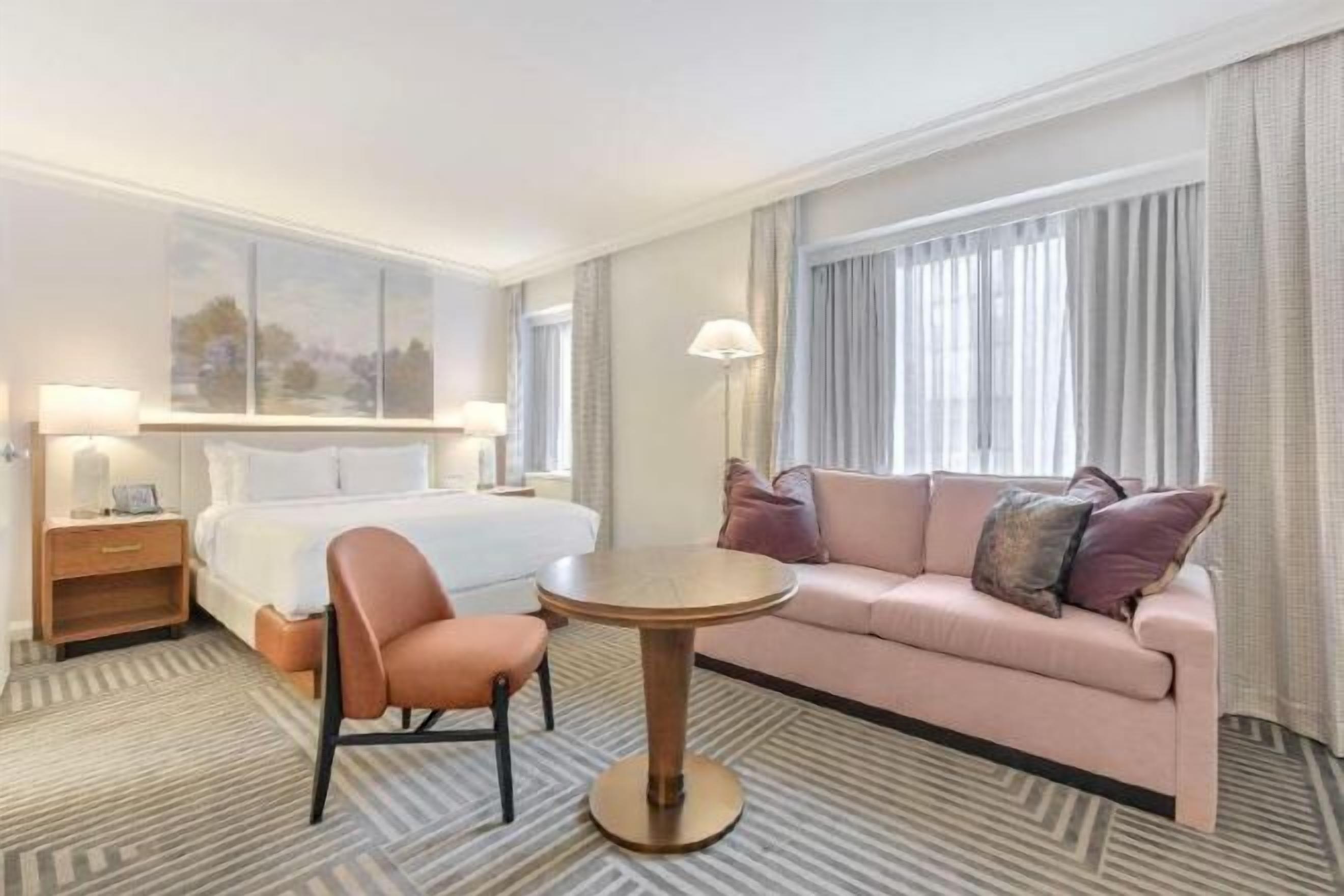 객실 내 금고, 책상, 노트북 작업 공간, 암막 커튼