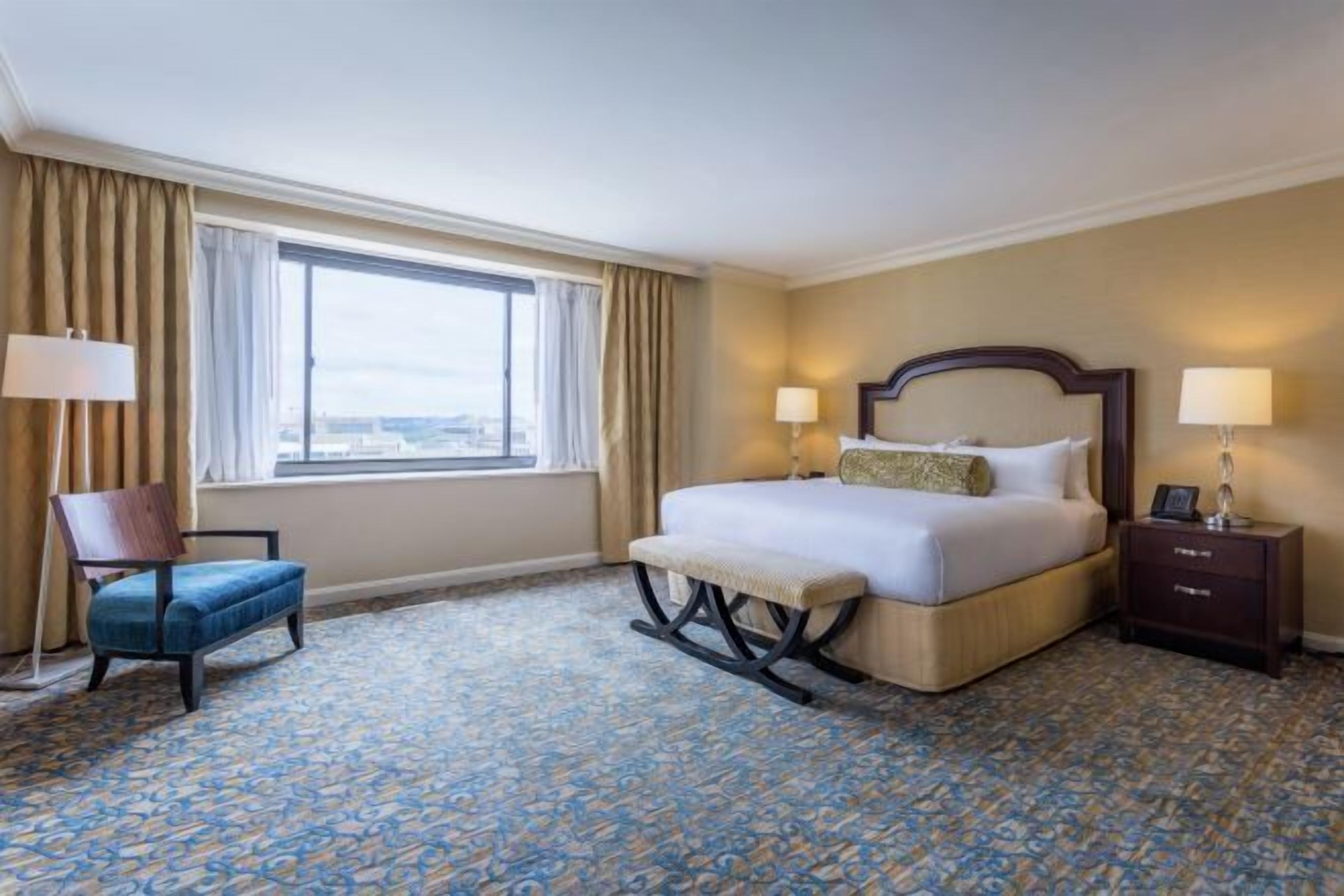 객실 내 금고, 책상, 노트북 작업 공간, 암막 커튼