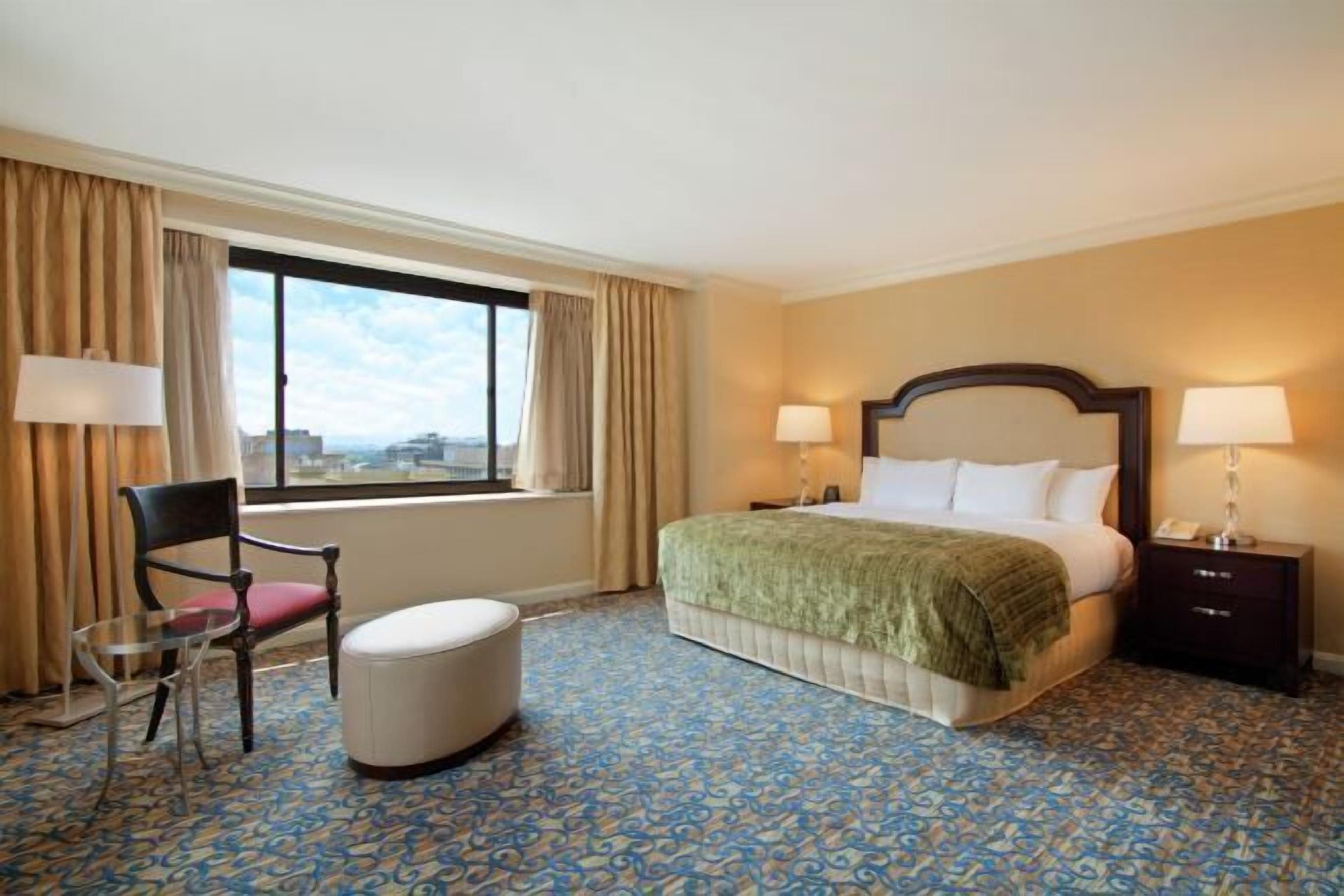 객실 내 금고, 책상, 노트북 작업 공간, 암막 커튼